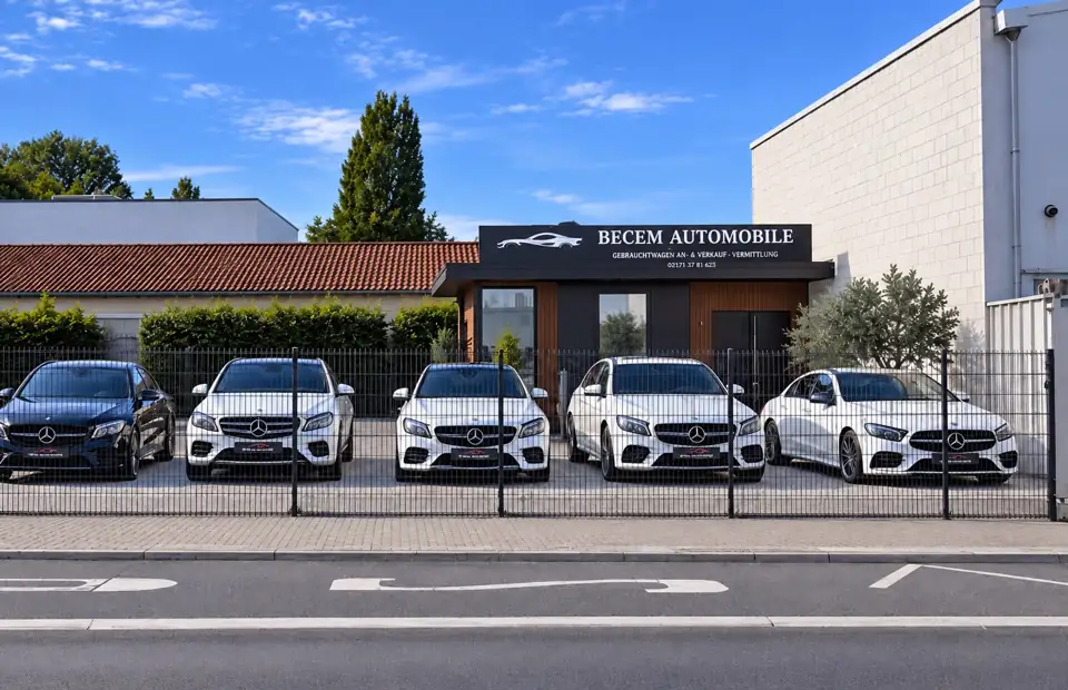 Fahrzeuge vor dem Showroom