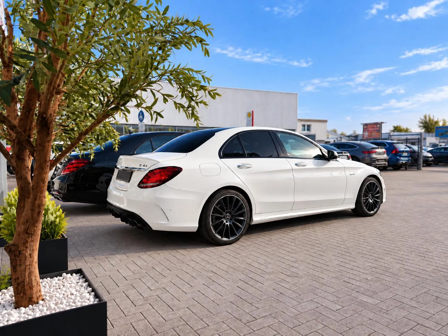 Angekaufter Mercedes-AMG C 43 auf dem Hof von Becem Automobile Leverkusen