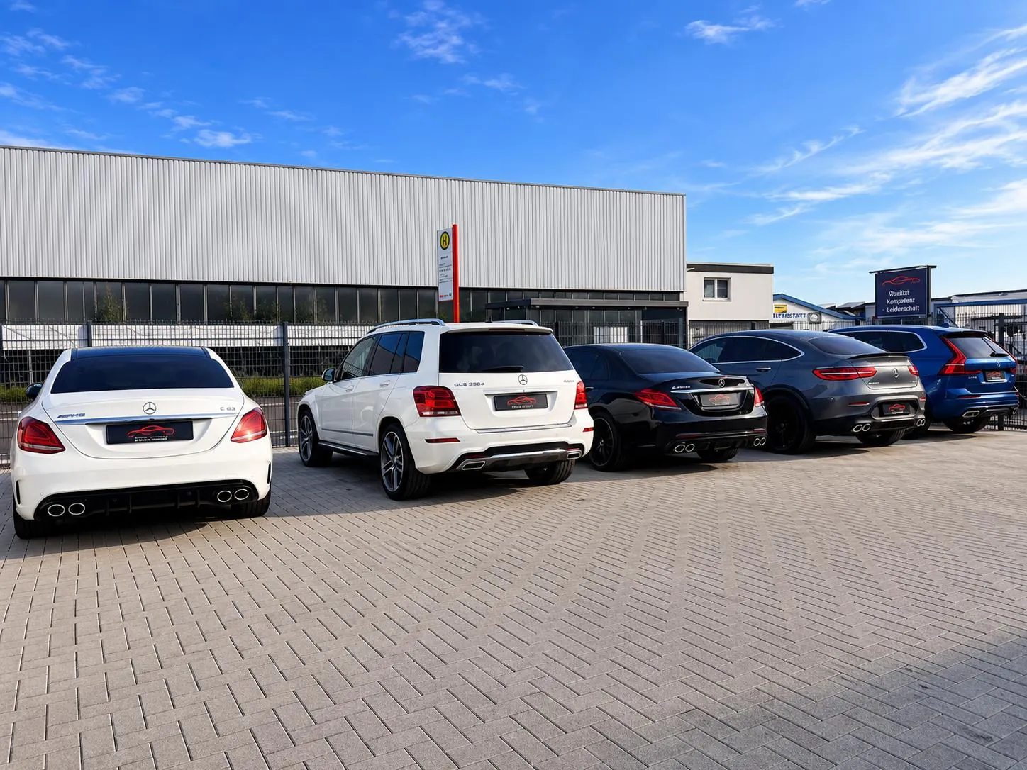 Aufbereitete Fahrzeuge in Reihe bei Becem Automobile Leverkusen