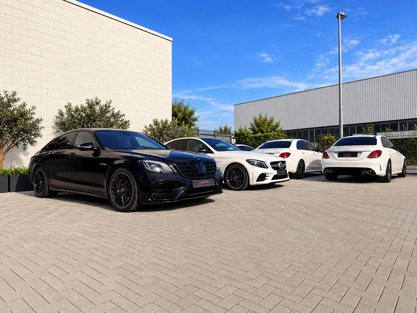 Premium-Fahrzeuge auf dem Hof von Becem Automobile in Leverkusen
