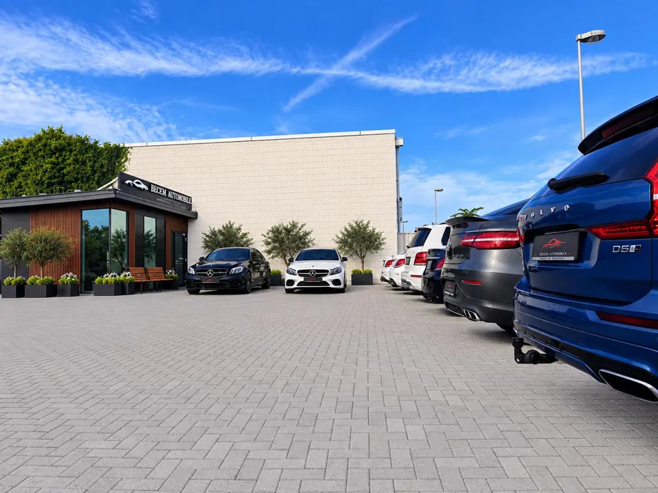 Der Hof von Becem Automobile